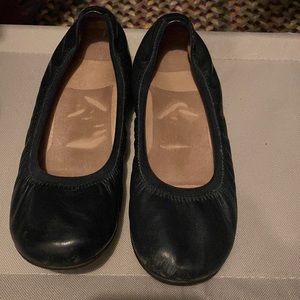 Abeo Tia navy blue flats- 7.5 neutral